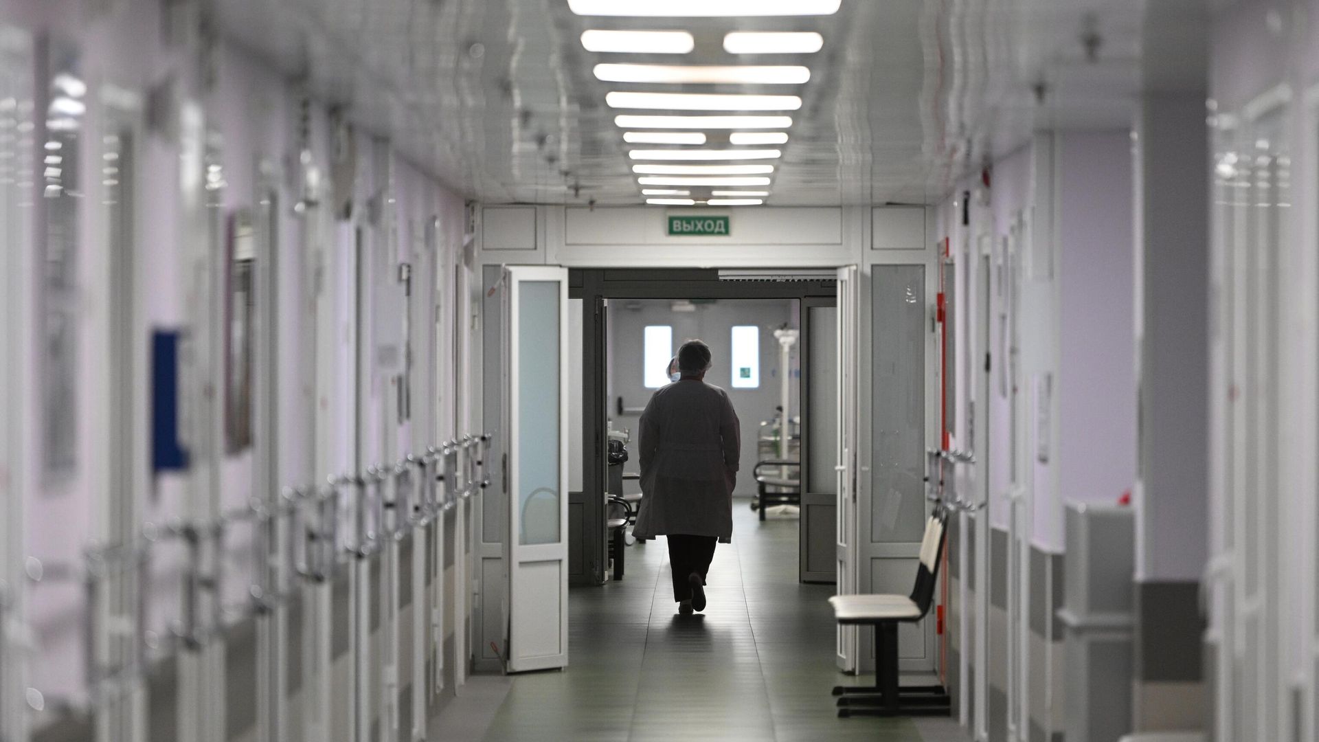 Медицинские работники в городской клинической больнице