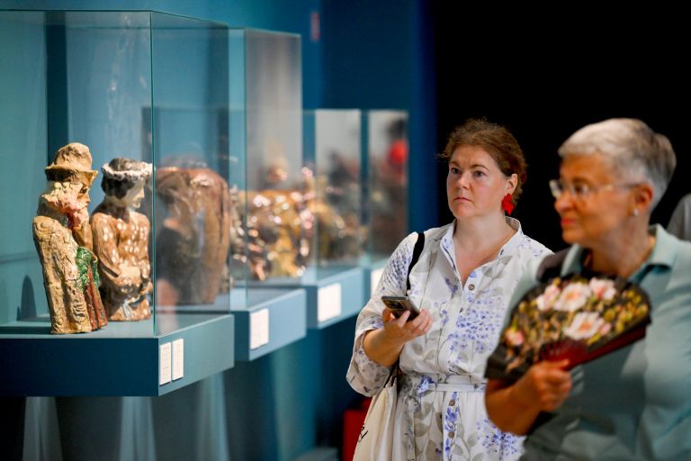 Посетители на постоянной экспозиции Всероссийского музея декоративного искусства в Москве. 21 июля музей отмечает 45-летний юбилей