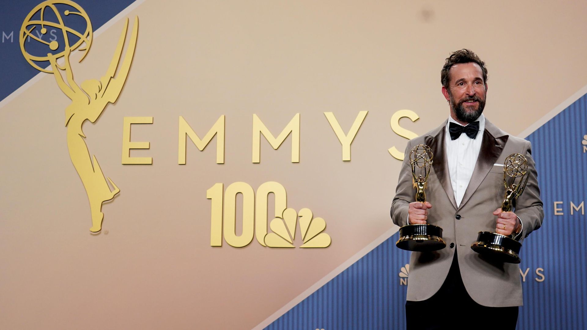 Ноа Уайли с премиями Эмми за лучшую главную мужскую роль в сериале Больница Питт и за лучший сериал