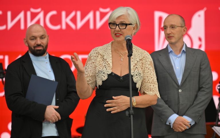 Директор Всероссийского музея декоративного искусства Татьяна Рыбкина (в центре) на праздничных мероприятиях, приуроченных к юбилею Всероссийского музея декоративного искусства в Москве