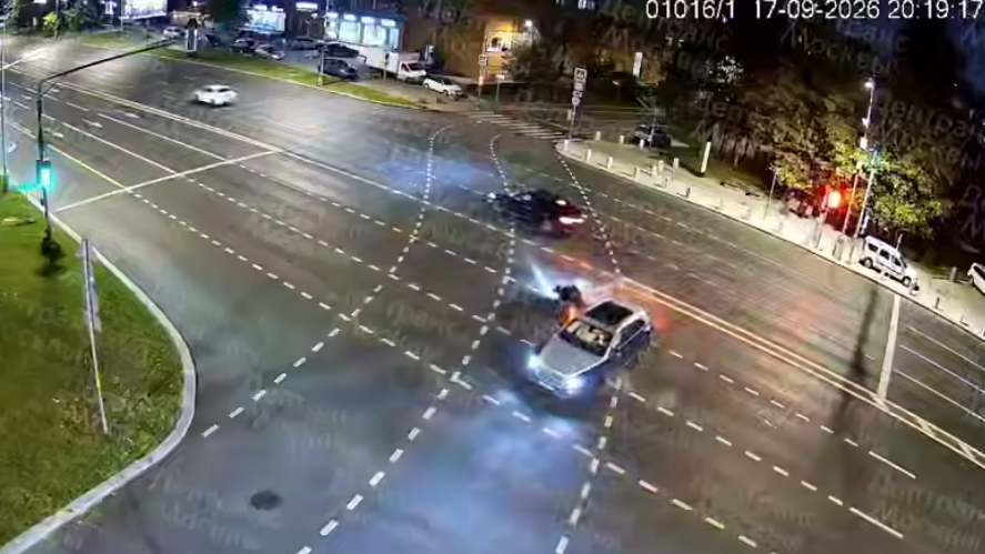 Момент смертельного ДТП с участием мотоциклиста в Москве. Кадр видео