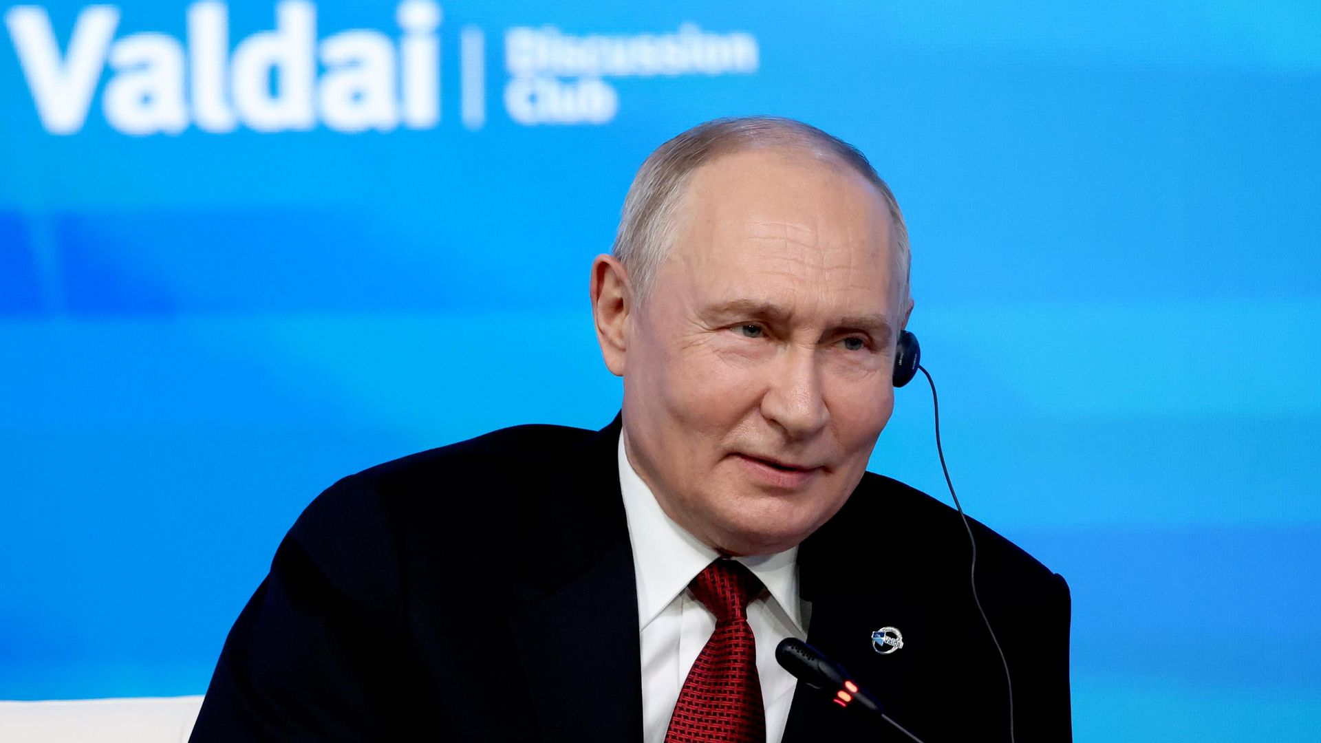 Президент РФ Владимир Путин выступает на пленарной сессии XXIII ежегодного заседания Международного дискуссионного клуба Валдай