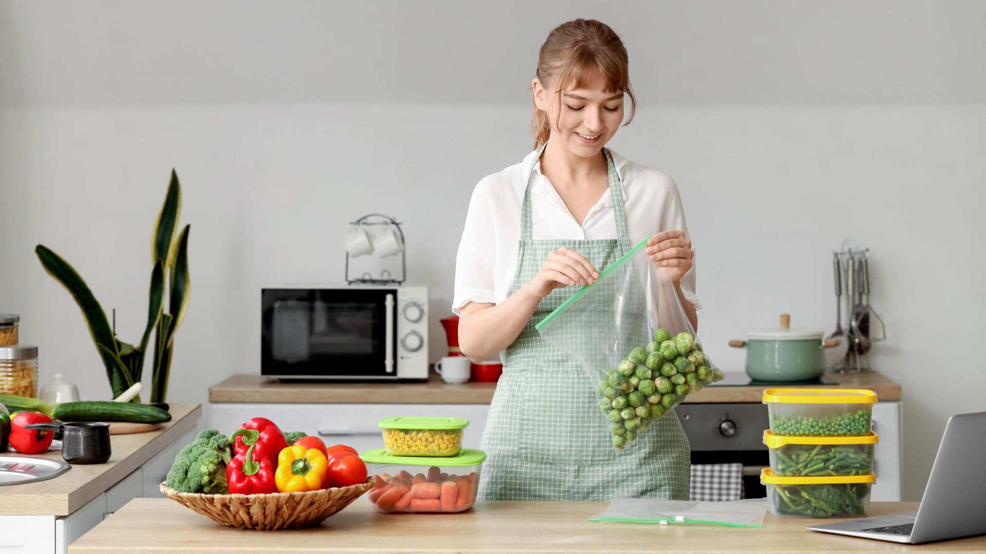 Девушка упаковывает продукты