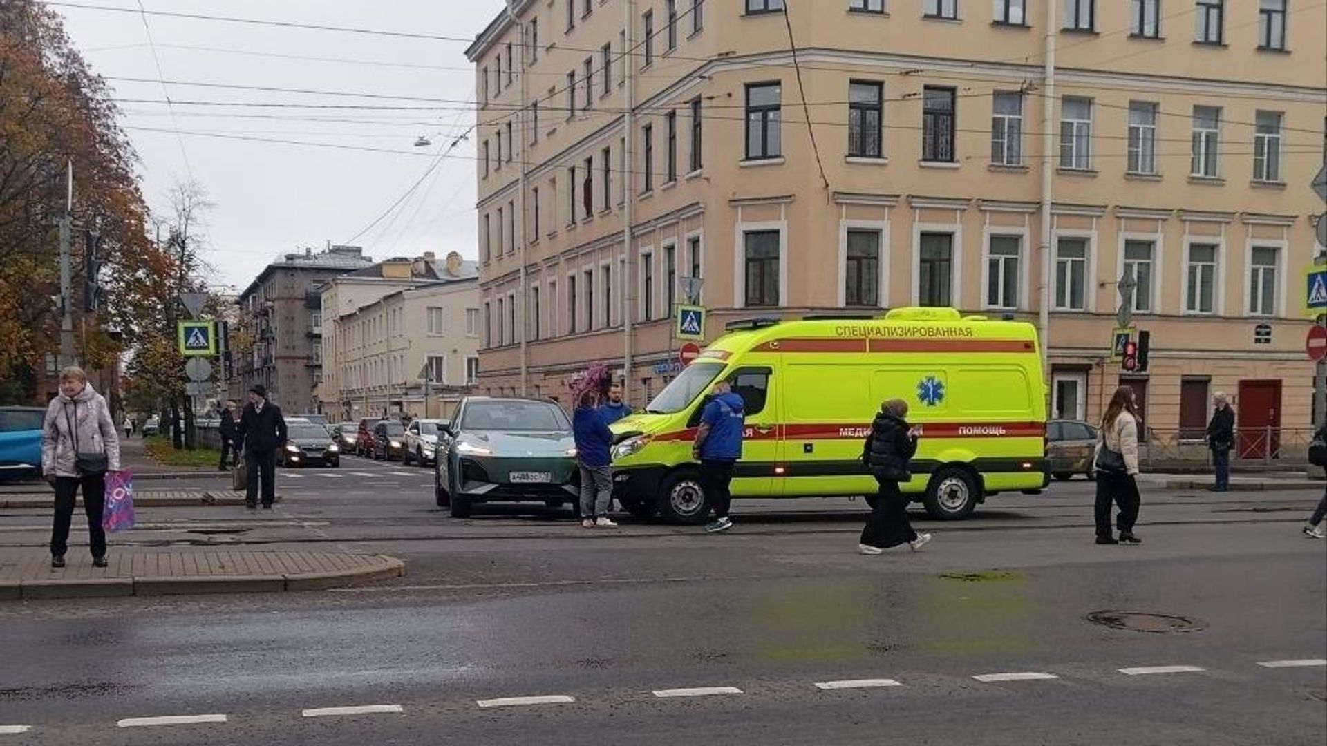 Последствия ДТП с участием легкового автомобиля и скорой помощи в Санкт-Петербурге