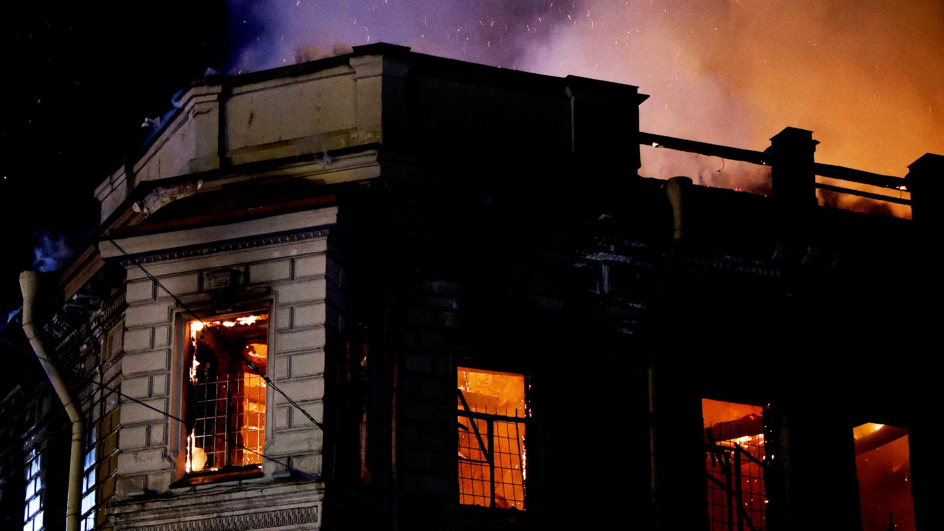 Пожар в историческом особняке на Исаакиевской площади в Санкт-Петербурге