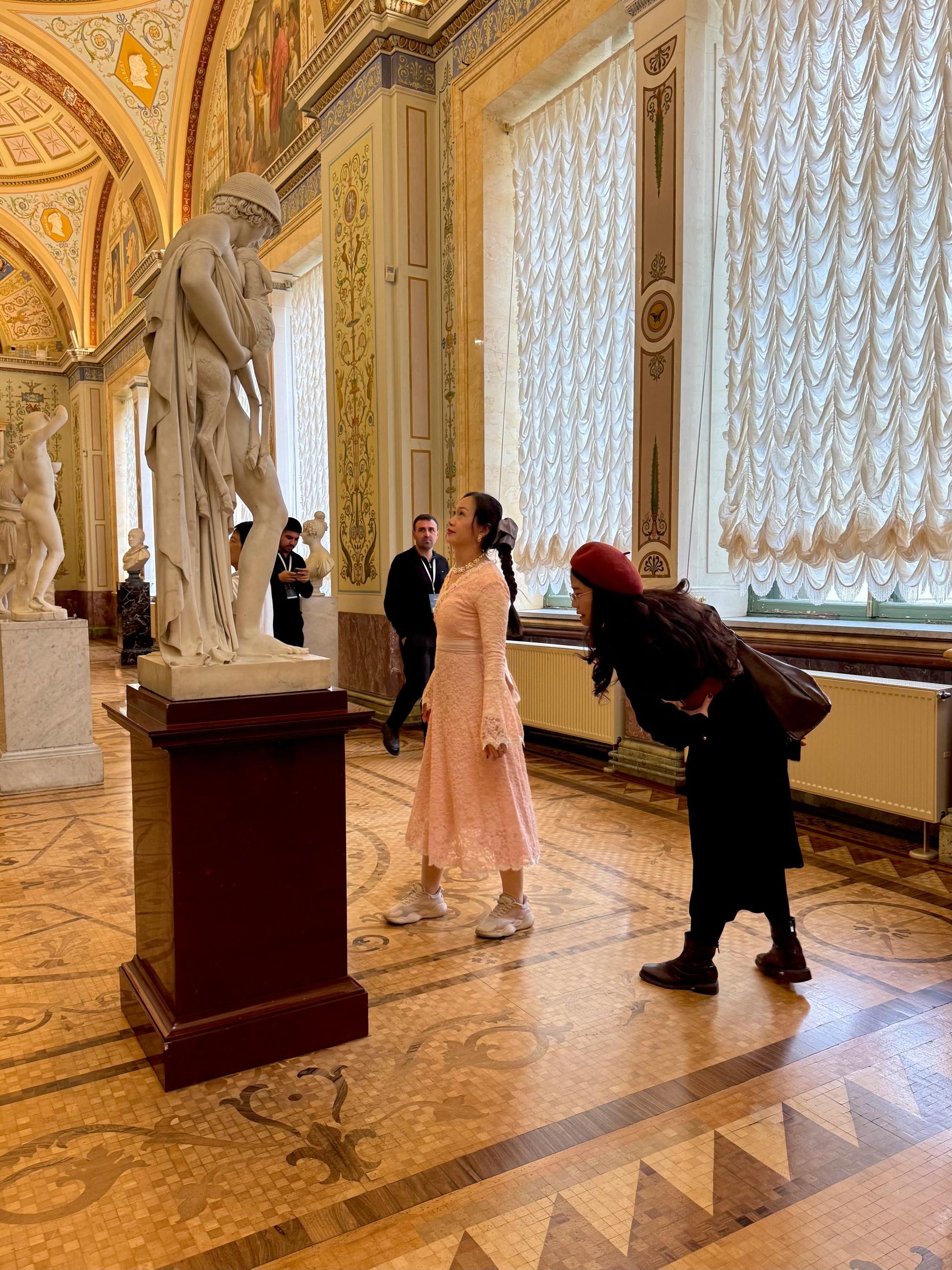 Посетители в музейном комплексе Эрмитаж